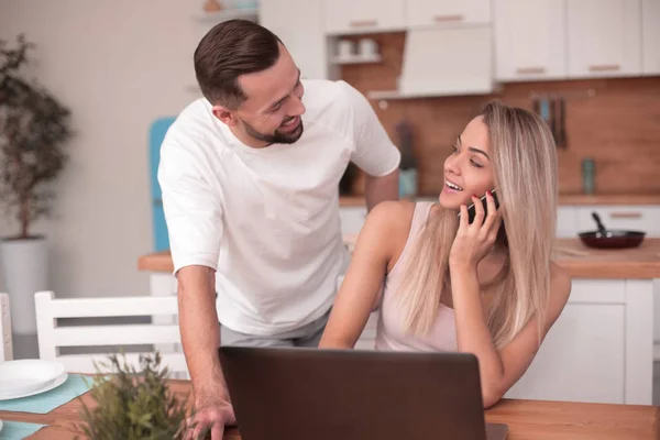 Feliz pareja casada charlando con sus amigos en línea — Foto de Stock