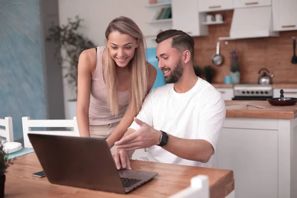 Feliz pareja joven discutiendo información en Internet — Foto de Stock