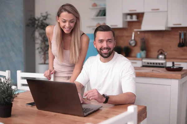 Feliz jovem casal discutindo informações na Internet — Fotografia de Stock