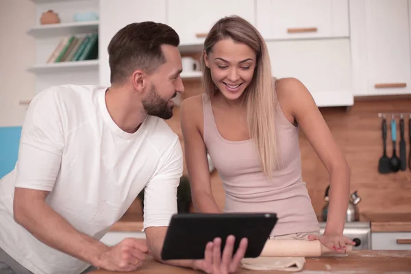 Ungt par surfar på nätet med Tablet hemma kök — Stockfoto