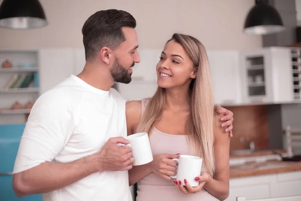 Sueños de una joven pareja de pie en su cocina — Foto de Stock