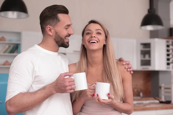 Sonhos de um jovem casal de pé em sua cozinha — Fotografia de Stock