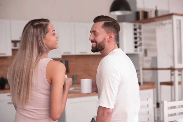 Sueños de una joven pareja de pie en su cocina — Foto de Stock