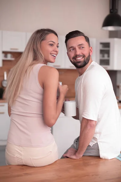 Drömmar om ett ungt par som står i deras kök — Stockfoto