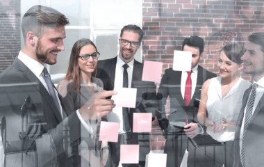 Grup iş adamları camın üzerine notlar arıyorum