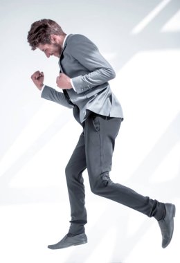 iş tarzı. Beyaz arka plan karşı atlama tam takım elbise yakışıklı genç adam