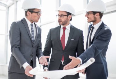 Proje tasarım tartışırken Mimarlar