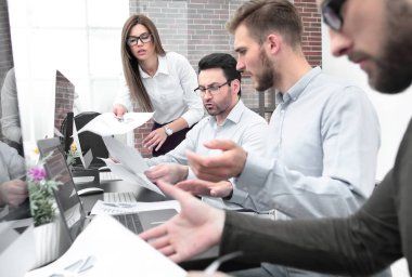 işadamı finansal belgeler atar