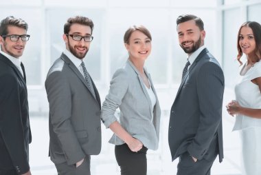 Arka manzara. İş ekibi gülümsüyor ve kameraya bakıyor.