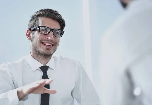 Hombre de negocios feliz discutiendo con colega nuevo plan de negocios . — Foto de Stock