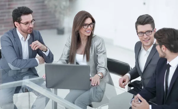 Equipe de negócios realiza uma reunião de trabalho em um escritório moderno — Fotografia de Stock