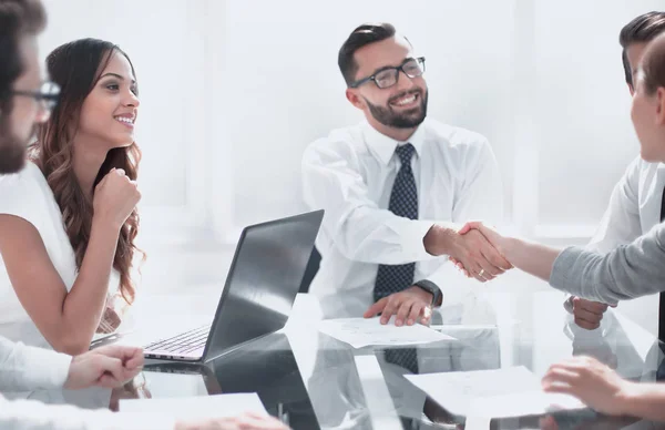 Handdruk zakenpartners aan het einde van de transactie — Stockfoto