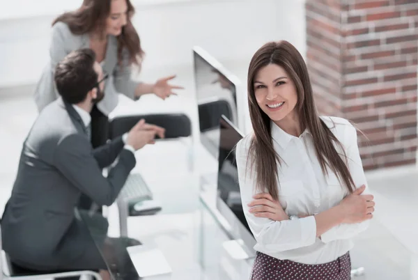 Succesvolle zakenvrouw op de achtergrond van de werkplek — Stockfoto