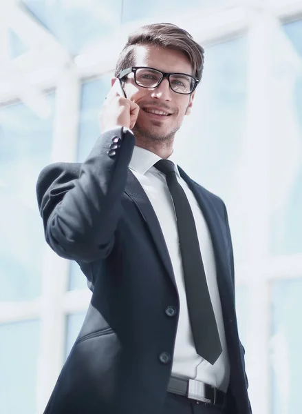 Hombre de negocios moderno hablando en un teléfono móvil —  Fotos de Stock