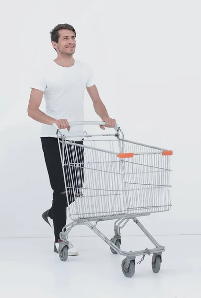 Sonriente hombre empujando carrito de compras . —  Fotos de Stock