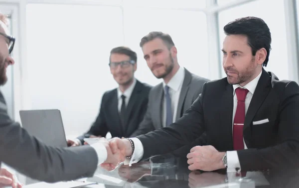 Handshake pessoas de negócios sentadas no escritório Desk — Fotografia de Stock