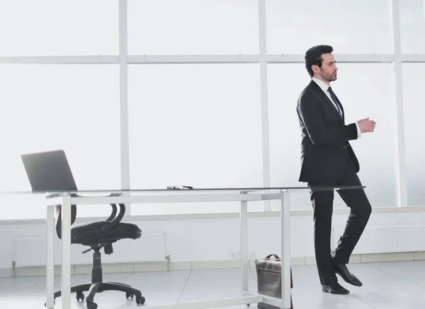 Selbstbewusster Geschäftsmann in hellem Büro — Stockfoto