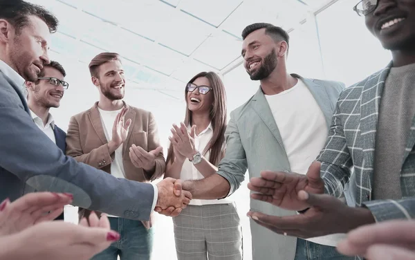 Equipo de negocios aplaude a los socios comerciales — Foto de Stock