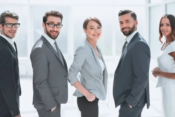 Rückansicht. Business-Team lächelt und blickt in die Kamera — Stockfoto