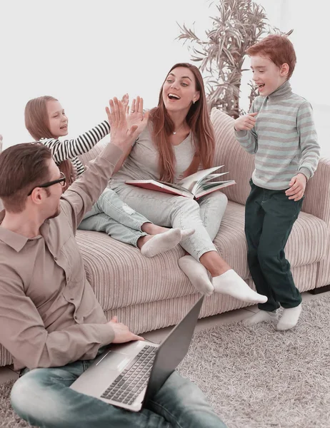 Весела сім'я проводить вільний час у своїй вітальні — стокове фото