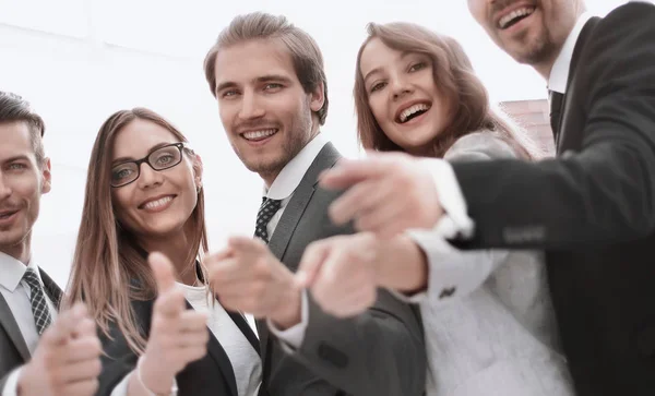 Un grupo de personas en ropa de negocios y señalándote — Foto de Stock