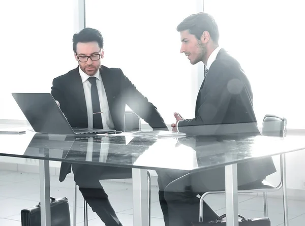 Empresários conversam em uma reunião no escritório — Fotografia de Stock