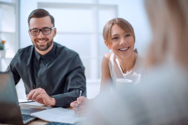 yakın kapatın. Masa'da oturan iş arkadaşları.