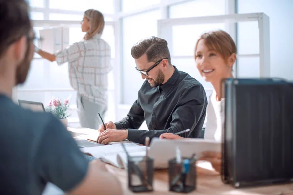 Team aziendale a una riunione di lavoro in ufficio — Foto Stock