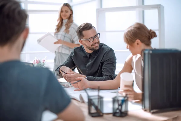 Mitarbeiter diskutieren Ideen für ein neues Projekt. — Stockfoto