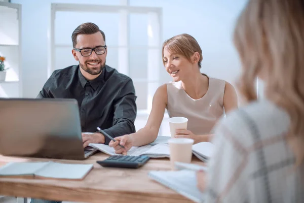 Empleados discutiendo ideas para un nuevo proyecto . — Foto de Stock