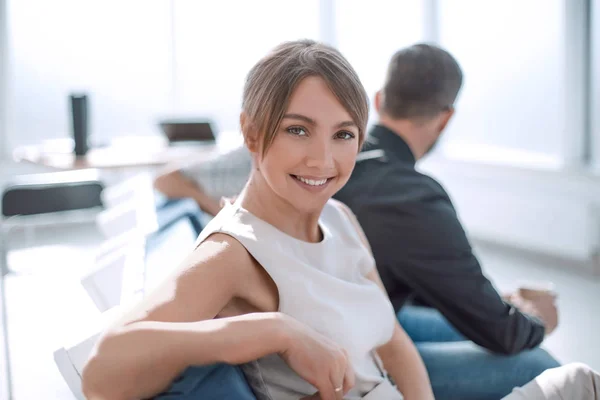 Joven mujer de negocios en una reunión en una oficina moderna —  Fotos de Stock