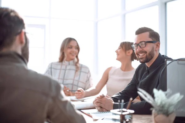 Sorridente empresário em uma reunião de trabalho no escritório — Fotografia de Stock