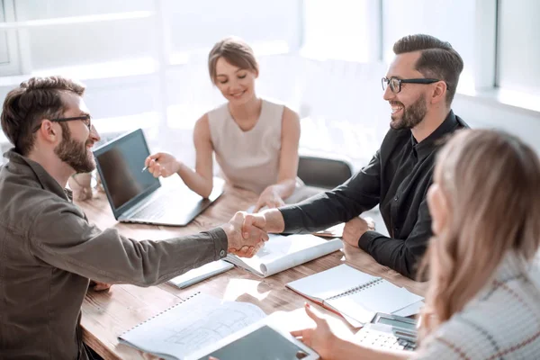 Glimlachende zakenpartners schudden handen op een zakelijke bijeenkomst. — Stockfoto