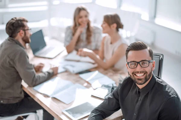 Hombre de negocios sonriente en el fondo de la oficina . — Foto de Stock