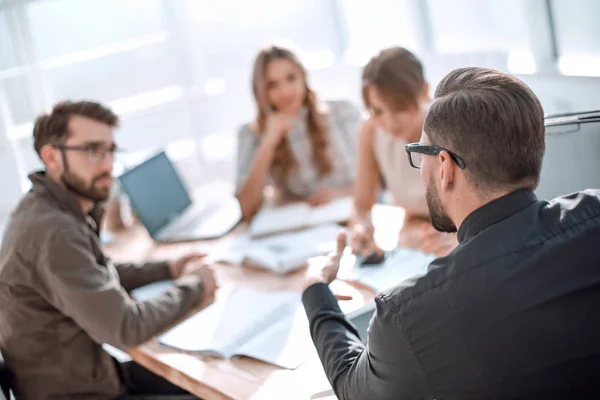 Hombre de negocios mirando el apretón de manos de los socios comerciales — Foto de Stock