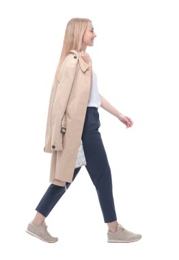 yan görünüm. kendine güvenen genç bir kadın ileri adım.