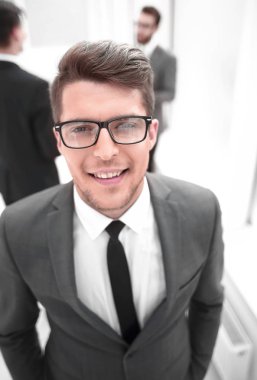 up.Confident genç işadamı bulanık office arka plan üzerinde kapatın