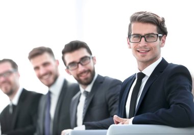 Kapat. Bir grup iş adamı konferans odasında oturuyor.