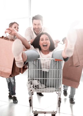 neşeli aile bir hipermarket alışveriş gidiyor