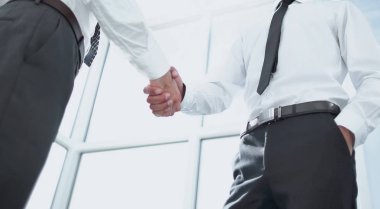 ofiste ayakta alt view.handshake iş adamları