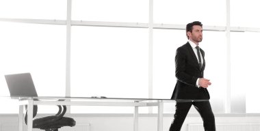 parlak bir ofiste ayakta modern iş adamı