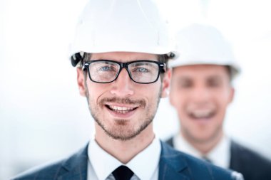 İnşaat alanında genç iş adamları