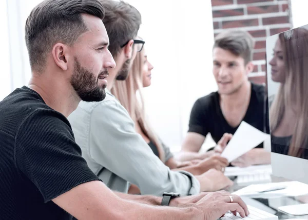 Junger Mann arbeitet am Computer — Stockfoto