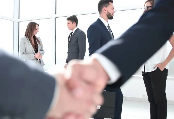 Nahaufnahme. Geschäftsleute per Handschlag — Stockfoto