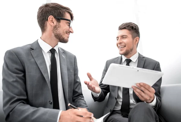 Dos hombres charlando mientras están sentados en la oficina — Foto de Stock