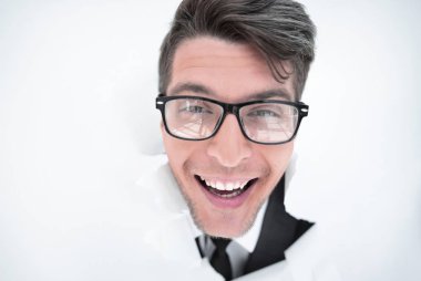 genç işadamı ile bir beyaz kağıt duvar breaking