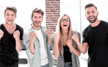 gençlik çocuklar portre muzaffer yumruklarını yükselterek ve sevinç