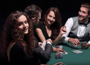 Casino oyun masasında oturan oyuncular