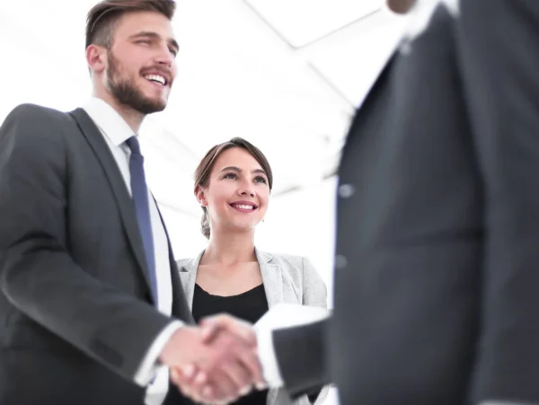 Jungunternehmer schüttelt seinem Geschäftspartner die Hand — Stockfoto