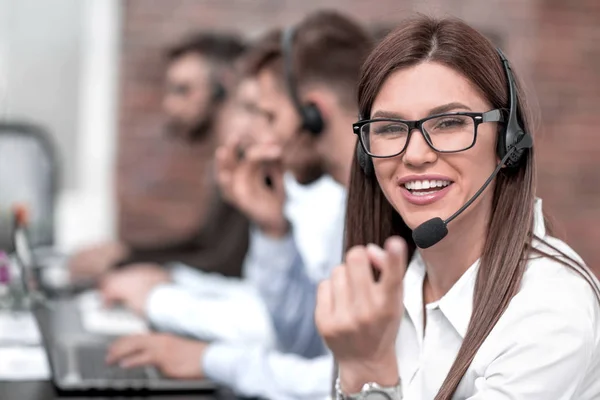 Operador de call center feminino apontando para você — Fotografia de Stock